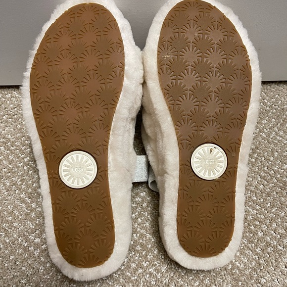 Like New Cream Ugg Fluff Yeah Slipper Slides size 9 - Picture 6 of 6